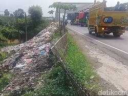 Jorok! Sampah Menumpuk di Pinggir Jalan Pantura Subang