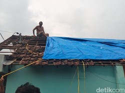 Warga Sidoarjo Korban Puting Beliung Beli Terpal Sendiri Tutupi Atap Rumah