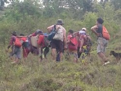 Warga Sakit di Toraja Ditandu Pakai Sarung Sejauh 13 Km ke Puskesmas