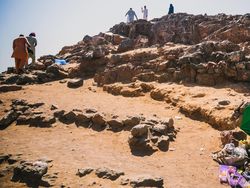 Jemaah Maktour Ziarah ke Jabal Uhud hingga Cicipi Kurma Aneka Rasa