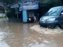 Air Sungai Cisepet Meluap, Akses Jalan Kecamatan di Ciamis Tersendat
