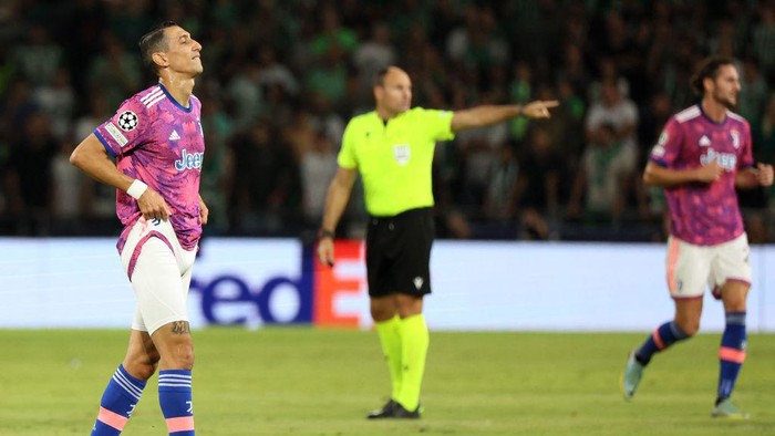 Juventus Argentine forward Angel Di Maria (L) reacts after picking up an injury during the UEFA Champions League group H football match between Israels Maccabi Haifa and Italys Juventus at the Sammy Ofer stadium in the city of Haifa on October 11, 2022. (Photo by JACK GUEZ / AFP) (Photo by JACK GUEZ/AFP via Getty Images)