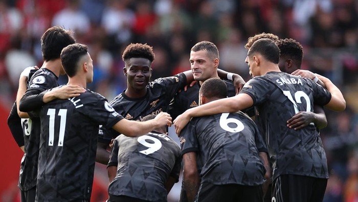 SOUTHAMPTON, ENGLAND - OCTOBER 23: Bukayo Saka and Granit Xhaka of Arsenal gather the players during the Premier League match between Southampton FC and Arsenal FC at Friends Provident St. Marys Stadium on October 23, 2022 in Southampton, England. (Photo by Ryan Pierse/Getty Images)