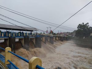 Bendung Katulampa Bogor Siaga 3, Warga Jakarta Diminta Waspada Banjir Bendung Katulampa Bogor Siaga 3, Warga Jakarta Diminta Waspada Banjir