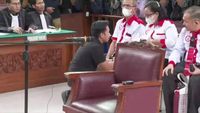 Jalani Sidang, Bharada Eliezer Sungkem Ke Orang Tua Brigadir Yosua