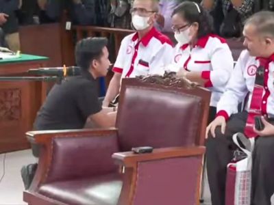 Foto-foto Bharada E Berlutut di Hadapan Ortu Brigadir J