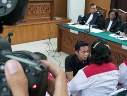 Momen Bharada E Berlutut ke Ortu Brigadir J