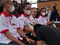 Momen Bharada E Sungkem ke Ibu Yosua dan Kepalanya Diusap Ayahnya