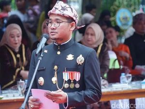 Bupati Bangkalan Muncul Buka Kirab Budaya, Tapi Enggan Bicara Soal KPK Bupati Bangkalan Muncul Buka Kirab Budaya, Tapi Enggan Bicara Soal KPK
