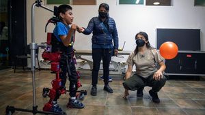 Robot Exoskeleton Canggih, Anak Lumpuh Bisa Jalan Sendiri