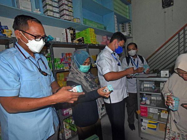 Cek Obat Sirop Berbahaya, BPOM Sidak Apotik dan Toko Obat