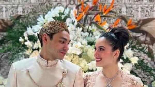 7 Senyuman Bahagia Chelsea Islan Usai Dilamar Rob Cardinal