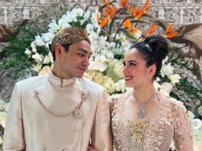 7 Senyuman Bahagia Chelsea Islan Usai Dilamar Rob Cardinal