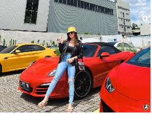 4 Sumber Cuan Clara Shinta yang Heboh Mobil Mewahnya Ditarik Debt Collector 4 Sumber Cuan Clara Shinta yang Heboh Mobil Mewahnya Ditarik Debt Collector