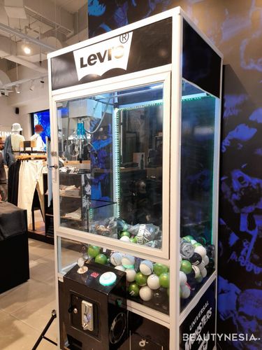 Claw Machine di Official Levi's Store Senayan City