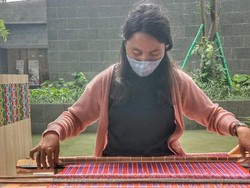 Kisah Dessy, Penenun Lulusan Program Dikti Vokasi yang Dipuji Iriana Jokowi