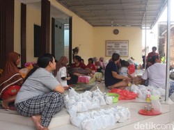 Warga Mlaten Sidoarjo yang Terdampak Puting Beliung Masih Mengungsi