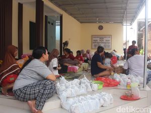 Warga Mlaten Sidoarjo yang Terdampak Puting Beliung Masih Mengungsi Warga Mlaten Sidoarjo yang Terdampak Puting Beliung Masih Mengungsi