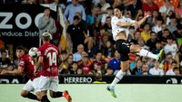 Gol ke gawang Mallorca adalah yang keempat bagi Cavani dalam tiga laga terakhir. Ia rutin bikin gol di ketiga laga tersebut dan disebut ESPN menyamai Roberto Soldado (tahun 2012) dalam bikin empat gol beruntun buat Valencia. Foto: NurPhoto via Getty Images/NurPhoto