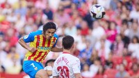 Tepat sebelum ini Cavani juga bikin gol tunggal Valencia ketika melawan Sevilla. Foto: Europa Press via Getty Images/Europa Press Sports