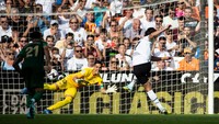 Dua gol bahkan mampu dicetak Cavani, yang punya julukan El Matador, ketika Valencia berimbang 2-2 lawan Elche. Foto: NurPhoto via Getty Images/NurPhoto
