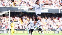 Dengan 4 gol di LaLiga 2022/2023 sejauh ini, yang ia cetak secara beruntun di tiga laga terakhir, Cavani menjadi top skor skuad Valencia. Foto: Getty Images/Eric Alonso