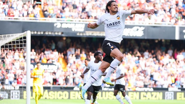 VALENCIA, SPAIN - OCTOBER 15: Edinson Cavani of Valencia CF celebrates after scoring their side's first goal during the LaLiga Santander match between Valencia CF and Elche CF at Estadio Mestalla on October 15, 2022 in Valencia, Spain. (Photo by Eric Alonso/Getty Images)