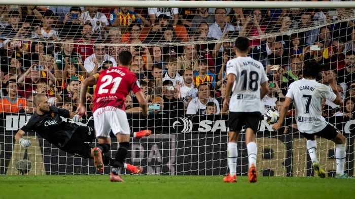 Edinson Cavani Edison Cavani of Valencia CF score 1-0 goal during Spanish La Liga match between Valencia CF and RCD Mallorca at Mestalla Stadium on October 22, 2022. (Photo by Jose Miguel Fernandez/NurPhoto via Getty Images)