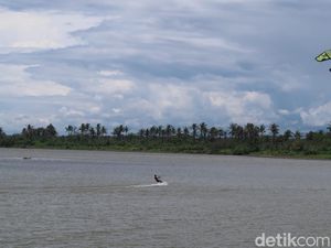 Serunya Kitesurfing Exhibition di Laguna Pantai Depok Bantul Serunya Kitesurfing Exhibition di Laguna Pantai Depok Bantul