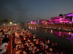 Foto Kemeriahan Perayaan Festival Diwali di India dengan Jutaan Cahaya