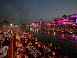 Foto Kemeriahan Perayaan Festival Diwali di India dengan Jutaan Cahaya Foto Kemeriahan Perayaan Festival Diwali di India dengan Jutaan Cahaya