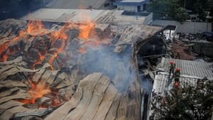 Foto Udara Api Melahap Gudang Triplek di Bandung