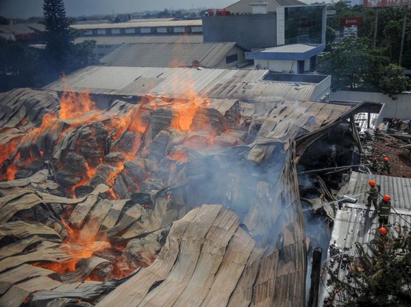 Foto Udara Api Melahap Gudang Triplek di Bandung