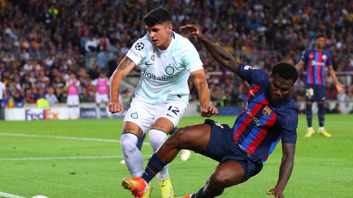BARCELONA, SPAIN - OCTOBER 12: Franck Kessie of FC Barcelona is challenged by Raoul Bellanova of FC Internazionale during the UEFA Champions League group C match between FC Barcelona and FC Internazionale at Spotify Camp Nou on October 12, 2022 in Barcelona, Spain. (Photo by Eric Alonso/Getty Images)