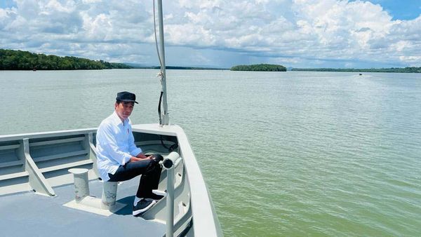 Gaya Jokowi Jajal Jalur Laut ke IKN Nusantara