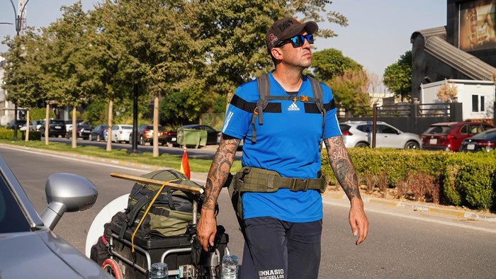 ERBIL, IRAQ - 2022/09/18: Santiago Sanchez walks in the city of Erbil in the Kurdistan region of Iraq during his journey to reach the Qatar 2022 World Cup on foot. Spaniard Santiago Sanchez 42 years old, set off by walking from the Spanish capital Madrid in January, he crossed most of Europe and Turkey (10 countries) with a distance of 5-6 thousand kilometers on foot. After 9 months of walking, he reached Iraq and will then go to Iran and Qatar via the Persian Gulf. He decided to take this adventure to prove to people that nothing is impossible and to support his country that is participating in the World Cup. When he walks he collects plastic waste, and on many occasions he changes it to get a plate of food, he has a tent where he sleeps and there are times when families give him a place in their homes to live with them for a few days to rest. (Photo by Ismael Adnan/SOPA Images/LightRocket via Getty Images)