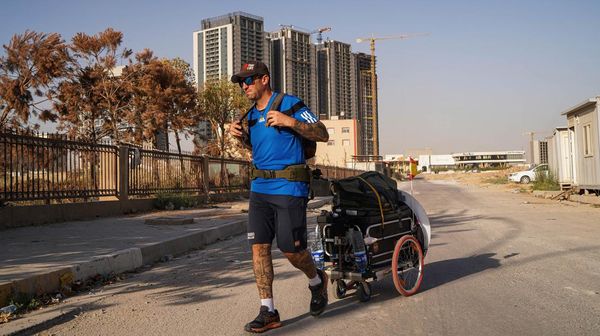 Gokil! Pria Ini Jalan Kaki dari Spanyol ke Qatar Demi Piala Dunia
