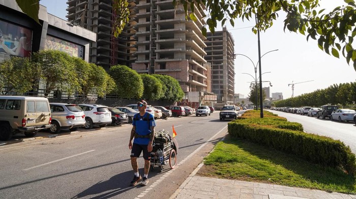 Gokil! Pria Ini Jalan Kaki dari Spanyol Ke Qatar Demi Piala Dunia ERBIL, IRAQ - 2022/09/18: Santiago Sanchez walks in the city of Erbil in the Kurdistan region of Iraq during his journey to reach the Qatar 2022 World Cup on foot. Spaniard Santiago Sanchez 42 years old, set off by walking from the Spanish capital Madrid in January, he crossed most of Europe and Turkey (10 countries) with a distance of 5-6 thousand kilometers on foot. After 9 months of walking, he reached Iraq and will then go to Iran and Qatar via the Persian Gulf. He decided to take this adventure to prove to people that nothing is impossible and to support his country that is participating in the World Cup. When he walks he collects plastic waste, and on many occasions he changes it to get a plate of food, he has a tent where he sleeps and there are times when families give him a place in their homes to live with them for a few days to rest. (Photo by Ismael Adnan/SOPA Images/LightRocket via Getty Images)