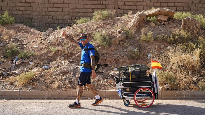 Gokil! Pria Ini Jalan Kaki dari Spanyol Ke Qatar Demi Piala Dunia ERBIL, IRAQ - 2022/09/18: Santiago Sanchez walks in the city of Erbil in the Kurdistan region of Iraq during his journey to reach the Qatar 2022 World Cup on foot. Spaniard Santiago Sanchez 42 years old, set off by walking from the Spanish capital Madrid in January, he crossed most of Europe and Turkey (10 countries) with a distance of 5-6 thousand kilometers on foot. After 9 months of walking, he reached Iraq and will then go to Iran and Qatar via the Persian Gulf. He decided to take this adventure to prove to people that nothing is impossible and to support his country that is participating in the World Cup. When he walks he collects plastic waste, and on many occasions he changes it to get a plate of food, he has a tent where he sleeps and there are times when families give him a place in their homes to live with them for a few days to rest. (Photo by Ismael Adnan/SOPA Images/LightRocket via Getty Images)