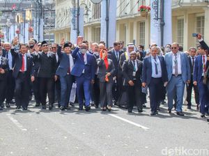Makna Bisik-bisik Ridwan Kamil ke Delegasi OKI Saat Historical Walk