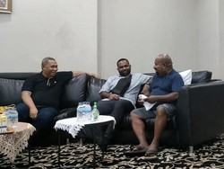 Senyum Santai Lukas Enembe Saat Bahas Rencana KPK ke Jayapura