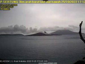 Gunung Anak Krakatau Erupsi, Tinggi Kolom Abu Capai 150 Meter Gunung Anak Krakatau Erupsi, Tinggi Kolom Abu Capai 150 Meter
