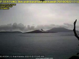 Gunung Anak Krakatau Erupsi: Kolom Abu Capai 150 Meter Gunung Anak Krakatau Erupsi: Kolom Abu Capai 150 Meter