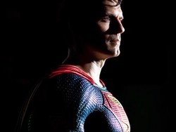 Henry Cavill Sang Superman Terkuat