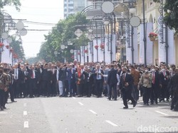 Gaya Ridwan Kamil Dampingi Delegasi OKI Historical Walk di Bandung