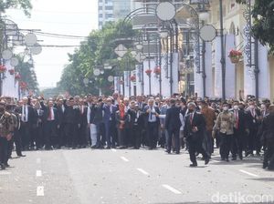Gaya Ridwan Kamil Dampingi Delegasi OKI Historical Walk di Bandung Gaya Ridwan Kamil Dampingi Delegasi OKI Historical Walk di Bandung