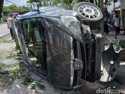 Innova Terguling Setelah Tabrak Pohon dan Tiang Telepon di Lamongan