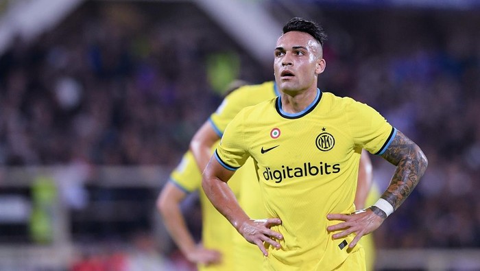 Lautaro Martinez of FC Internazionale looks on during the Serie A match between ACF Fiorentina and FC Internazionale Milan at Stadio Artemio Franchi, Florence, Italy on 22 October 2022.  (Photo by Giuseppe Maffia/NurPhoto via Getty Images)