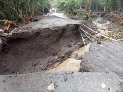 Diguyur Hujan, Jembatan Mumbul Karangasem Jebol-Akses Warga Terputus