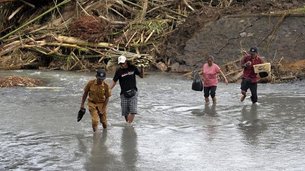 Jembatan Ambruk Akibat Banjir, Warga Jembrana Terpaksa Lintasi Sungai